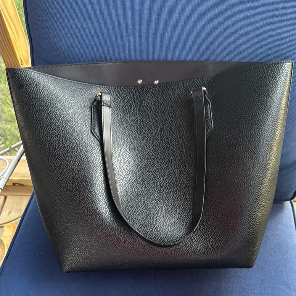 Sleek Black Leather Tote with Structured Design